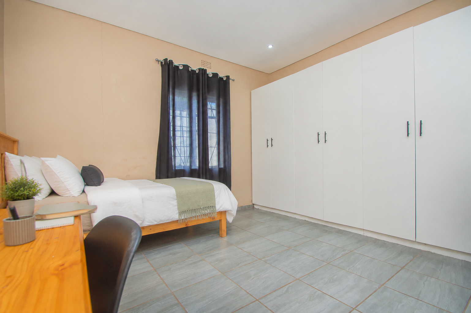 14A Ludlow Road room